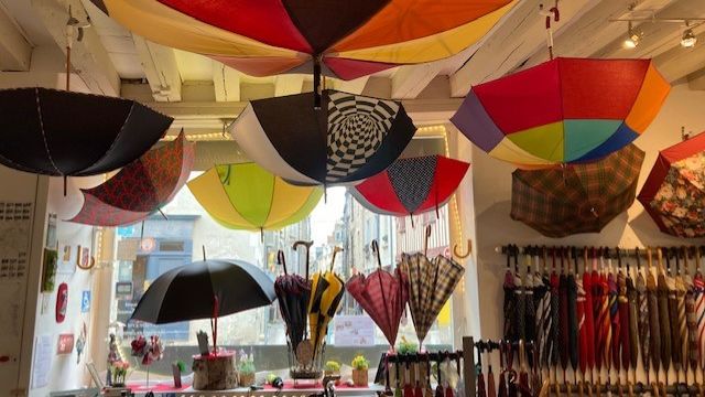 La Maison des Parapluies propose des ateliers gratuits le week-end pour découvrir la fabrication des pépins "magiques" de la couturière Nathalie Fraudeau, à Blois. (INGRID POHU / RADIO FRANCE)