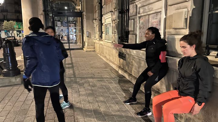 Les "squads" sont des sessions mixtes de running et de training organisées dans des lieux dits “peu fréquentables” par les femmes. Ici, dans le 19e arrondissement de Paris, le 15 février 2023. (APOLLINE MERLE / FRANCEINFO SPORT)