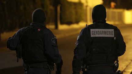 Des gendarmes lors d'une nuit de violences à Beaumont-sur-Oise (Val-d'Oise), le 23 novembre 2016. (GEOFFROY VAN DER HASSELT / AFP)