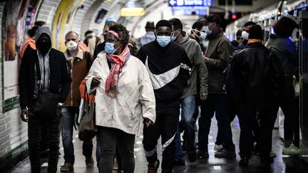 Le plan du Conseil scientifique inclut en particulier : "le renforcement des mesures barrière et de distanciation, la mise en œuvre renforcée de la stratégie 'tester, tracer, isoler'". (PHILIPPE LOPEZ / AFP)