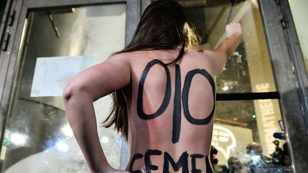 Une Femen française manifeste à la Cinémathèque de Paris, le 30 octobre 2017, contre le réalisateur Roman Polanski, accusé d'agressions sexuelles. (JULIEN MATTIA / NURPHOTO / AFP)