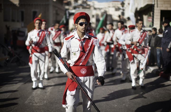 Des scouts palestiniens d&eacute;filant lors des c&eacute;l&eacute;brations de No&euml;l &agrave; Bethl&eacute;em, en Cisjordanie, le 24 d&eacute;cembre 2011. (MARCO LONGARI / AFP)