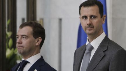 Le pr&eacute;sident syrien Bachar Al-Assad (D) et le Premier ministre russe Dmitri Medvedev le 11 mai 2010 &agrave; Damas (Syrie). (JOSEPH EID / AFP)