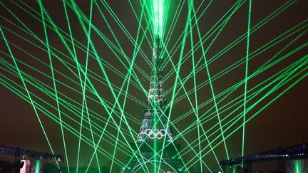 La tour Eiffel illuminée lors de la cérémonie d'ouverture des Jeux Olympiques de Paris, le 26 juillet 2024. (LUDOVIC MARIN / POOL)