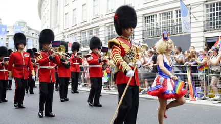 Des soldats de l'armée britanniques défilent lors de la Gay Pride de Londres, le 8 juillet 2017. (SOPA IMAGES / LIGHTROCKET)