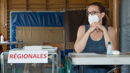 Un bureau de vote à Grenoble (Isère) lors du premier tour des élections régionales, le 20 juin 2021. (JEAN-CHRISTOPHE MONNIER / HANS LUCAS / AFP)