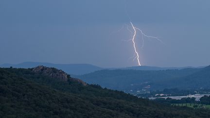 Météo-France a placé cinq départements du sud-ouest de la France en vigilance orange aux orages, le 14 août 2023. (NICOLAS TUCAT / AFP)