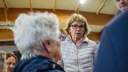 Valérie Lacroute, alors maire de Nemours (Seine-et-Marne), dans un centre d'hébergement pour les victimes de la crue&nbsp;en&nbsp;juin 2016. (AURELIEN MORISSARD / IP3 PRESS / MAXPPP)