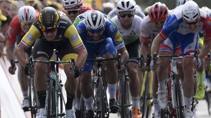 Dylan Gronewegen (Lotto-Jumbo) domine le sprint à Chartres devant Gaviria, Sagan et Démare (PHILIPPE LOPEZ / AFP)