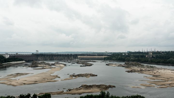 La centrale hydroélectrique du Dnipro, après la destruction du barrage de Kakhovka en aval, et la baisse brutale du niveau de l'eau, photographiée ici le 9 juillet 2023. (GLOBAL IMAGES UKRAINE / GETTY IMAGES EUROPE)