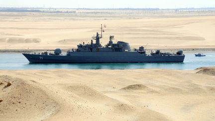 La fr&eacute;gate iranienne Alvand traverse le canal de Suez le 22 f&eacute;vrier 2011. (STR / AFP)