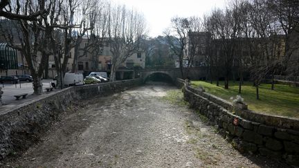 Une rivière à sec à Flassans-sur-Issole, dans le Var, le 21 février 2023. (NICOLAS TUCAT / AFP)