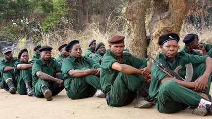 Des combattants de l'ancien mouvement rebelle Renamo dans les montagnes de Gorongosa (centre du pays), le 8 novembre 2012. Les hommes d'Afonso Dhlakama ont gardé leurs armes depuis l'accord signé avec le gouvernement en septembre 2014. (Photo AFP/Jinty Jackson)