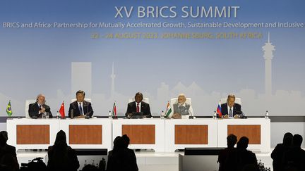 Les dirigeants des pays des Brics, lors d'un sommet à Johannesburg (Afrique du Sud), le 24 août 2023. (GIANLUIGI GUERCIA / AFP)