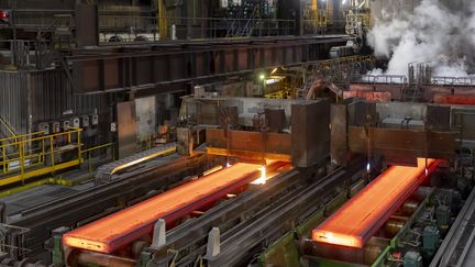 Barres d'acier en fusion sur une chaîne de production, site de Grande Synthe d'ArcelorMittal à Dunkerque, le 15 janvier 2024, lors de la visite du ministre de l'Économie. (VINCENT ISORE / MAXPPP)