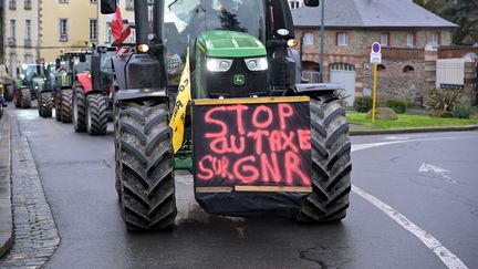 Des agriculteurs dans leurs tracteurs, lors d'une action de blocage des routes, le 25 janvier 2024, à Rennes. (DAMIEN MEYER / AFP)