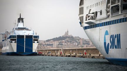 Deux navires de la SNCM dans le port de Marseille (Bouches-du-Rh&ocirc;ne), le 4 juillet 2014. (BERTRAND LANGLOIS / AFP)