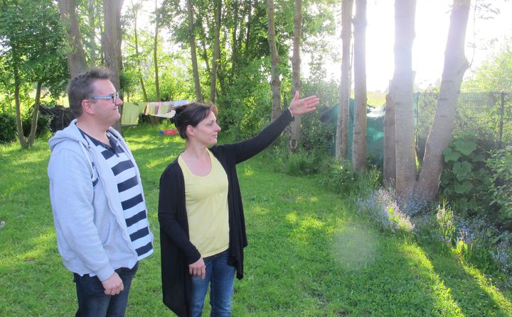 Le jardin de Sylvie et Fr&eacute;d&eacute;ric donnera bient&ocirc;t sur le mur &eacute;rig&eacute; sur la future aire d'accueil de gens du voyage, &agrave; Wattrelos (Nord).&nbsp; (JULIE RASPLUS / FRANCETV INFO)