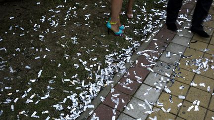 Des confettis jet&eacute;s dans une rue de Sotchi (Russie), en juillet 2013. (ALEXEY MAISHEV / RIA NOVOSTI / AFP)