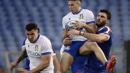 Charles Ollivon au plaquage sur Jacopo Trulla samedi 6 février lors de la victoire des Bleus à Rome (50-10). (FILIPPO MONTEFORTE / AFP)