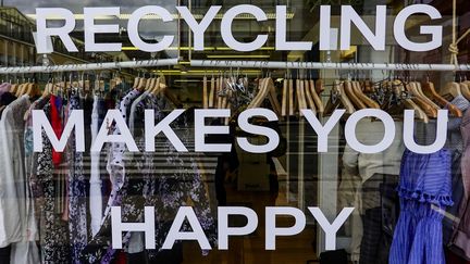 Détail d'une vitrine de boutiques en Finlande (en 2019) : la phrase entière est : "Recycling makes you happy". (ALEXANDER FARNSWORTH / PICTURE ALLIANCE)