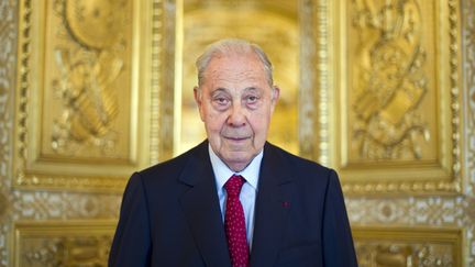 Charles Pasqua, le 21 septembre 2011 dans les couloirs du S&eacute;nat, &agrave; Paris. (LIONEL BONAVENTURE / AFP)