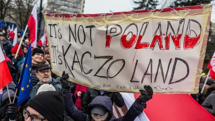 Une manifestation anti-gouvernement à Varsovie, en Pologne, samedi 17 décembre. (WOJTEK RADWANSKI / AFP)