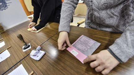 Des assesseurs préparent leur bureau de vote à Turin, lors des législatives italiennes, le 4 mars 2018.&nbsp; (STEFANO GUIDI / CROWDSPARK / AFP)