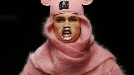 Un mannequin pr&eacute;sente un mod&egrave;le de la collection Bobby Abley automne-hiver 2014-2015, &agrave; Londres (Royaume-Uni), le 6 janvier 2014. (SUZANNE PLUNKETT / REUTERS)