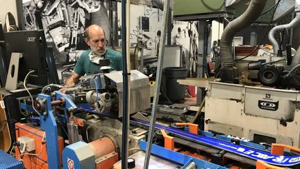 Un atelier au Design Center de Salomon à côté d’Annecy, là où sont pensés les skis et le matériel de certains champions qui iront aux Jeux olympiques. (JEROME VAL / RADIO FRANCE)