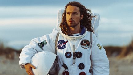 Julien Doré en tenue d'astronaute dans le clip de "Nous" (2020). (GOLEDZINOWSKI)