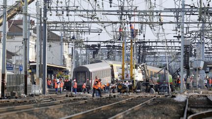 L'accident de train de Br&eacute;tigny-sur-Orge, le 12 juillet 2013. (KENZO TRIBOUILLARD / AFP)