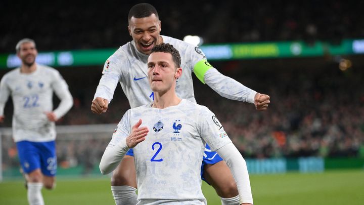 Kylian Mbappé félicite Benjamin Pavard lors d'Irlande-France, le 27 mars 2023. (FRANCK FIFE / AFP)