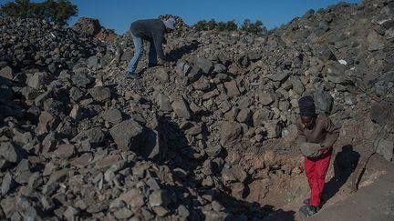 devrait largement restaurer leur dignité, leur permettre de se considérer comme des citoyens à part entière et non plus comme des citoyens de seconde zone», estime Gert Kloppers, un porte-parole de l'entreprise Petra Diamonds. «Il était grand temps» de les légaliser, ajoute-t-il. Pour nous, l'exploitation minière industrielle et l'exploitation minière artisanale peuvent parfaitement coexister.»
 (Mujahid Safodien / AFP)