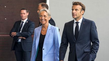 La Première ministre, Elisabeth Borne, et le président de la République, Emmanuel Macron, le 8 septembre 2022 à Marcoussis (Essonne). (MICHEL EULER / AFP)