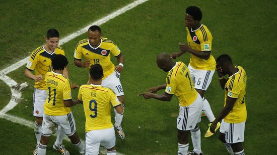 Les joueurs colombiens c&eacute;l&egrave;brent leur deuxi&egrave;me but face &agrave; l'Uruguay, samedi 26 juin &agrave; Rio de Janeiro (Br&eacute;sil). (FABRIZIO BENSCH / POOL / AFP)