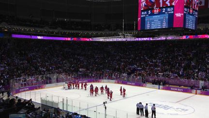 Les hockeyeurs russes célèbrent leur victoire pour l'ouverture de leur tounoi olympique