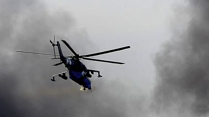 &nbsp; (Un hélicoptère ukrainien MI-24 lundi soir dans le ciel de Donetsk  © REUTERS | Yannis Behrakis)