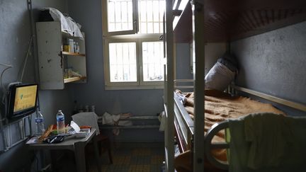 Une cellule de la prison de Fresnes (Val-de-Marne), le 20 septembre 2016. (PATRICK KOVARIK / AFP)