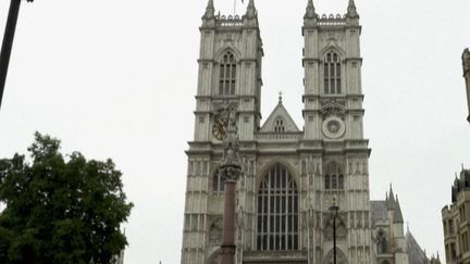 Au Royaume-Uni, le cercueil de la reine Elizabeth II est arrivé à Londres, dans la soirée du mardi 13 septembre.&nbsp;Une nouvelle série d'hommages s'ouvre pour cinq jours, et plus de 750 000 personnes sont attendues au palais de Westminster, où la dépouille de la souveraine sera transportée mercredi 14 septembre. (FRANCE 2)