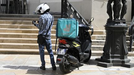 A Deliveroo delivery man in Toulon, Var, July 19, 2024. (MAGALI COHEN / HANS LUCAS / AFP)