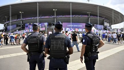 Des policiers devant le Stade de France, pendant les Jeux olympiques, le 24 juillet 2024. (ALEXANDRE MARCHI / MAXPPP)