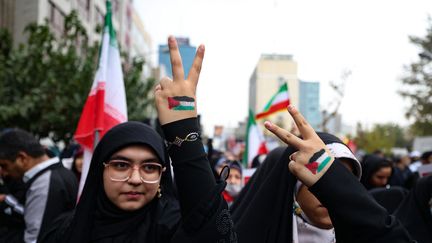 Deux manifestantes défilent en soutien à la Palestine et contre Israël, devant l'ex-ambassade américaine de Téhéran (Iran), le 4 novembre 2023. (ATTA KENARE / AFP)