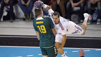 Mickaël Guigou en position acrobatique face aux Lituaniens