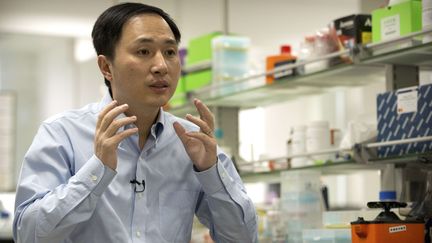 Le scientifique chinois He Jiankui, lors d'un entretien dans un laboratoire à Shenzhen, le 10 octobre 2018.&nbsp; (MARK SCHIEFELBEIN / AP / SIPA)