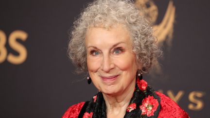 Margaret Atwood pose lors de la cérémonie des Emmy Awards, le 17 septembre 2017, à Los Angeles (Californie, Etats-Unis). (LUCY NICHOLSON / REUTERS)