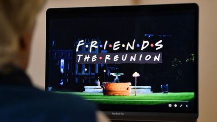 Image d'illustration du générique de l'épisode de retrouvailles de la série Friends. (CHRIS DELMAS / AFP)