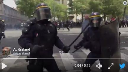 Un journaliste indépendant a tweeté une vidéo durant la manifestation du 12 septembre montrant son arrestation. (CAPTURE D'ÉCRAN/TWITTER)