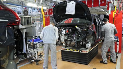 Chaîne de montage à l'usine PSA de Mulhouse (Haut-Rhin). Photo d'illustration. (MAXPPP)