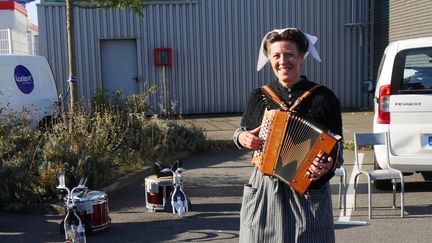 Dans le port industriel, entre les gros bâtiments d'usine, l'agitation se fait sentir. Des airs de cornemuse et d'accordéon diatonique s'élèvent tandis que les badagoù et autre groupes s'apprêtent à défiler.
 (Elise Koutnouyan)